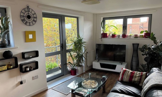 Stepney Green Apartment | Delightful 2-bedroom apartment with great balcony in London