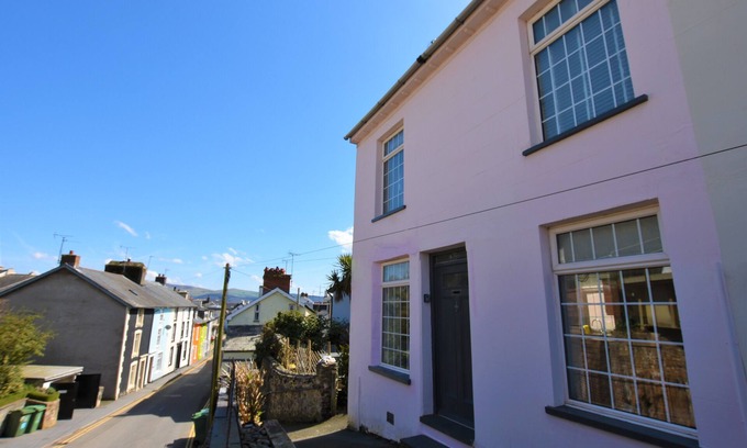 Aberdovey Cottage | Delightful 2 Bedroom Cottage, just Off Village Square, sleeps 4,Pets Friendly
