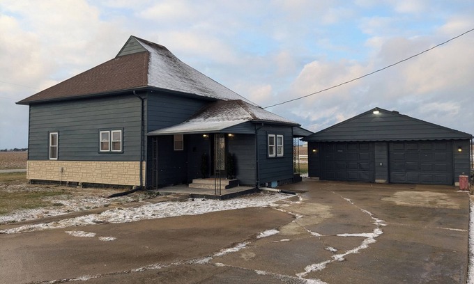 Hemlock House | Delightful 2-bedroom house with WiFi, AC between Greentown & Kokomo