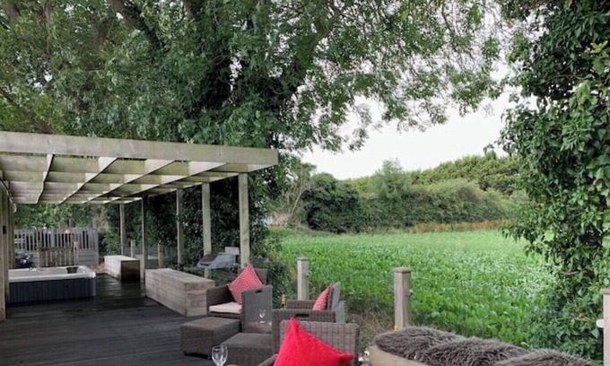 North Walsham Cabin | Delightful 3 bedroom lodge with hot tub.