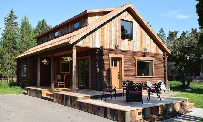 Lower Rattlesnake House | Delightful 3 bedroom Log Cabin near Greenough Park, newly remodeled