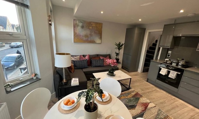 North Finchley Apartment | Delightful 3Bedroom/2Bathroom Pet-Friendly Flat with Aircon and WiFi