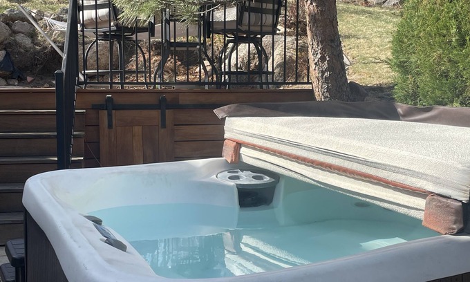 Southwest Colorado Springs Apartment | Delightful and private, Broadmoor area, Hot tub, 1 Bedroom Studio in a home,