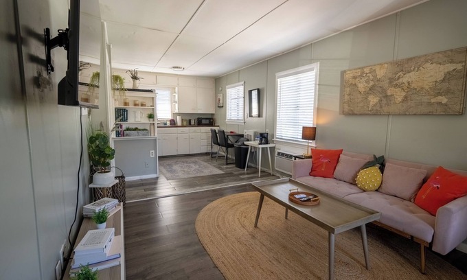 United Central Apartment | Delightful Apt Close to the Beach