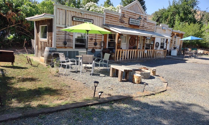 Springville House | Delightful Barn-Tavern Close to GIANT SEQUOIAS