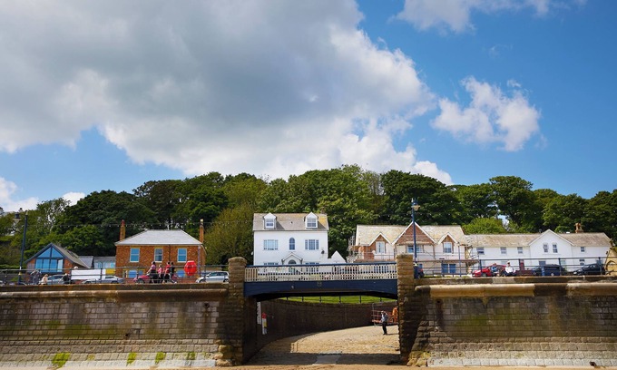 Muston Apartment | Delightful beachfront apartment, 2 bedroom, sleeps 4 - parking & stunning views.