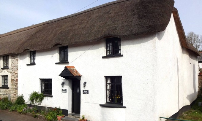 Chittlehampton Cottage | Delightful Chocolate Box Thatched Cottage in the Heart of North Devon