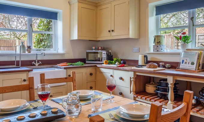 Ipswich Cottage | Delightful conversion in a country stud with a swimming pool - Stable Cottage