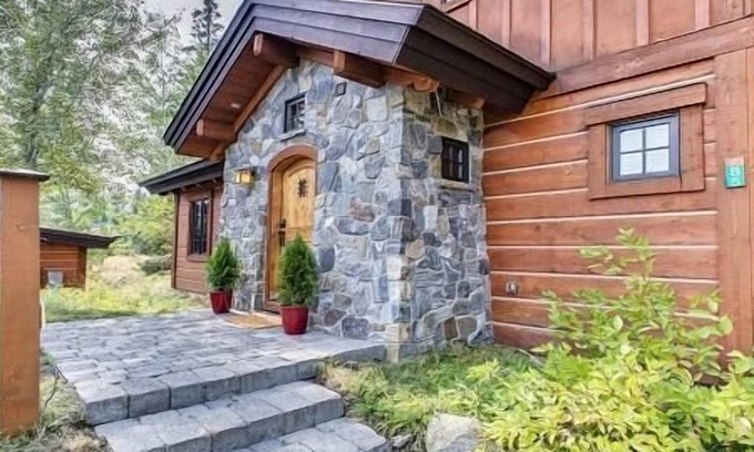 Tamarack Resort Cottage | Delightful Cottage with Gas Fireplace