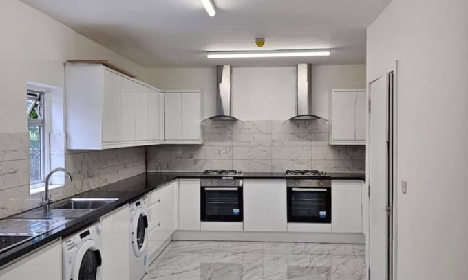 Ponders End Apartment | Delightful Double En-suite Room