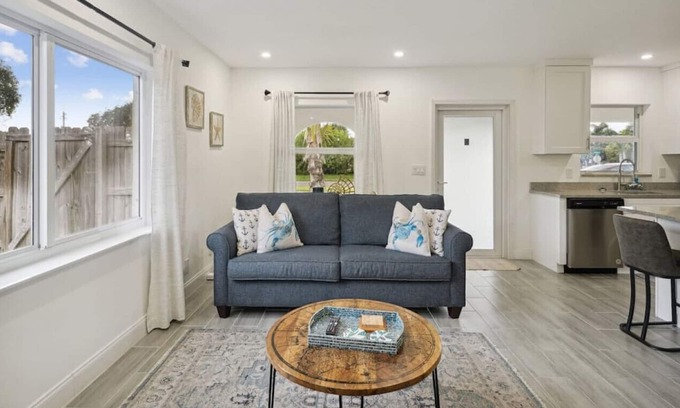 Tropic Palms House | Delightful Escape 2BR/2BA