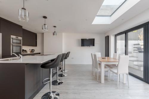 Branksome House | Delightful family home with parking, 8 minutes to beach