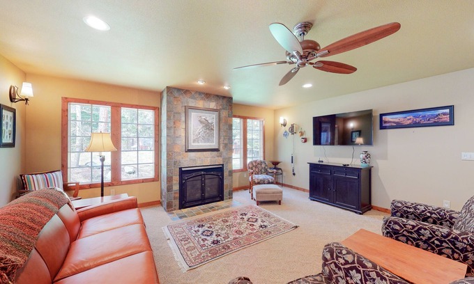 Joseph House | Delightful getaway near the lake & hiking with fast WiFi, full kitchen, & W/D