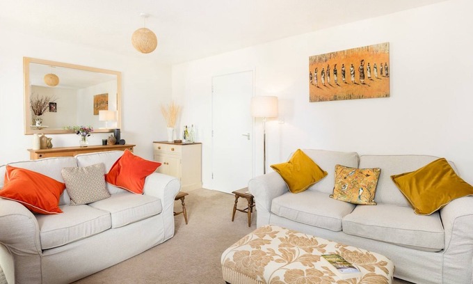 Moreton-in-Marsh House | Delightful home | Sunroom | Garden | Parking | Pass the Keys