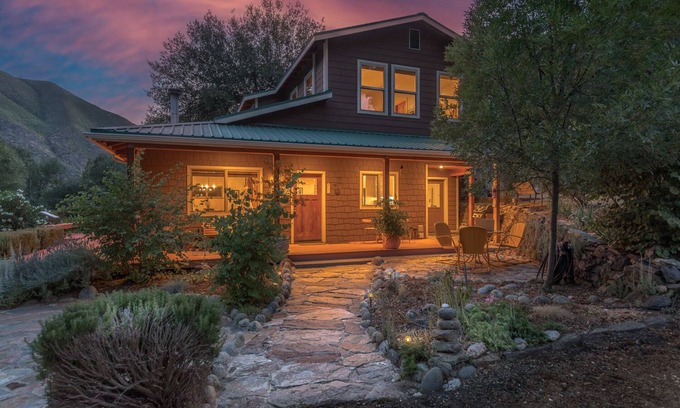 Incline House | Delightful Home and Property Minutes from Yosemite