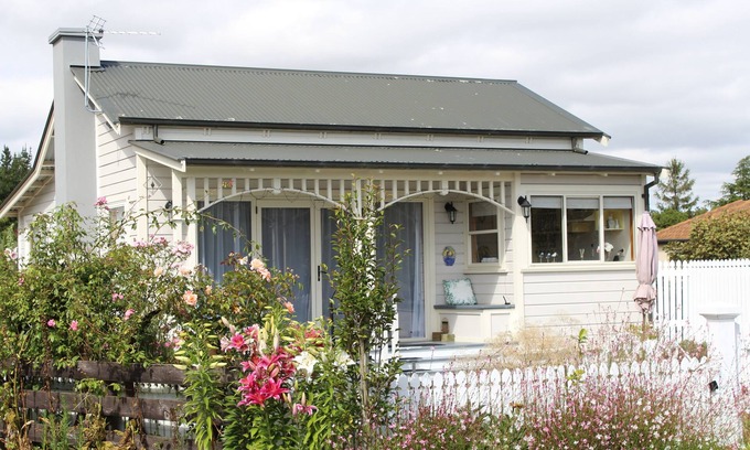 Rolleston Cottage | Delightful home away from home.comfortable, warm and beautiful gardens.