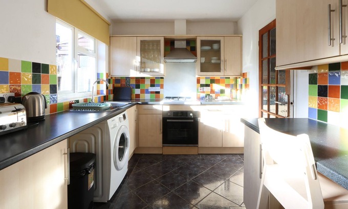 Ipswich House | Delightful Ipswich 4-bed Catering Parking WiFi Garden