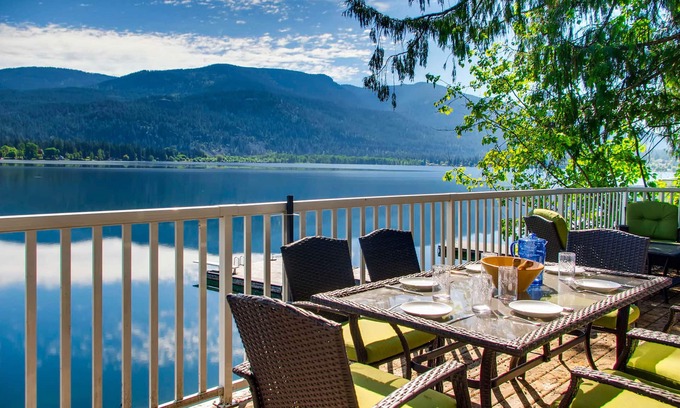 Christina Lake Cabin | Delightful Lakeside Cabin with Great Access to Swimming & Private Beach