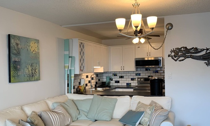 Cowichan Bay Condo | Delightful, LEGAL, one bedroom condo in fabulous Cowichan Bay, BC