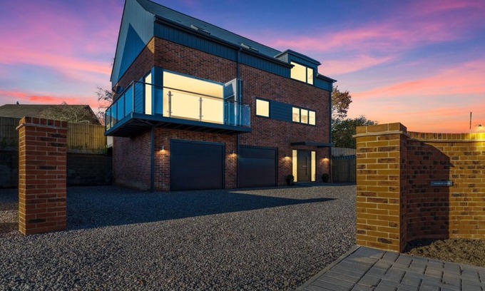 Eastleigh House | Delightful newly built 4-bedroom detached house