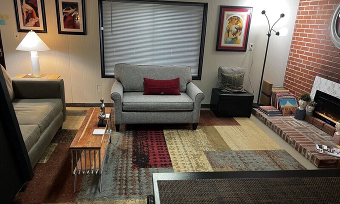 South Kansas City Apartment | DELIGHTFUL PATIO APT W/PRIVATE ENTRY IN SOUTH KC