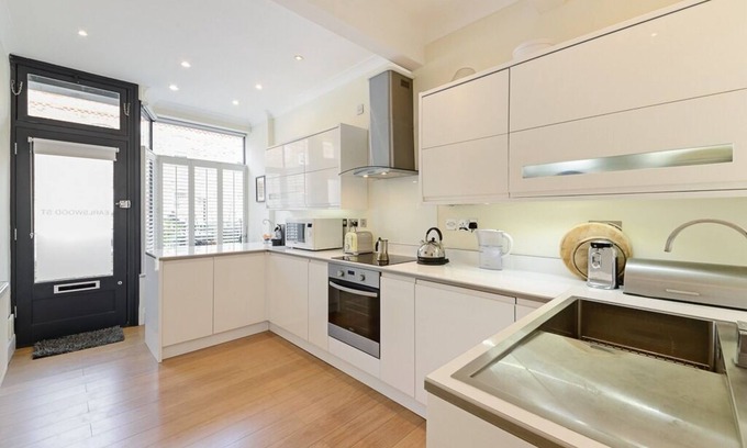 Greenwich House | Delightful period warehouse conversion.