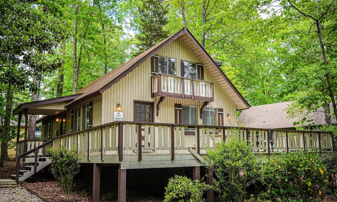 Pine Mountain Cabin | Delightful Pet friendly chalet steps away from Lake Innsbruck
