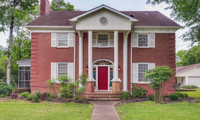 Delight House | Delightful Retreat w/Fireplace + Large Yard!
