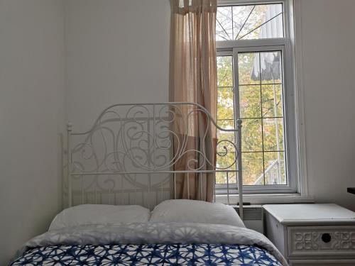 Ville-Emard House | Delightful room near Metro Monk station with Self Check-in