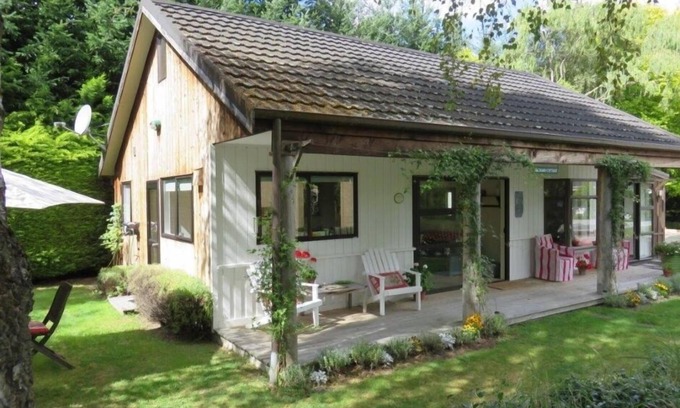 Lake Hayes Cottage | Delightful rural cottage with amazing mountain and rural views