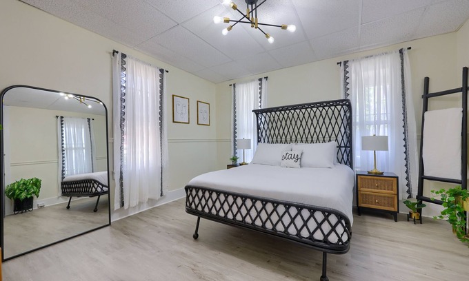 Ephrata House | Delightful Small Town Escape — Sauna & Parking