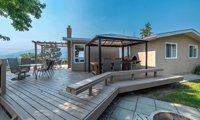 Okanagan-Similkameen House | Delightful Sunny Okanagan Lakeview Naramata Bench Home FarmStatusnoRestrictions