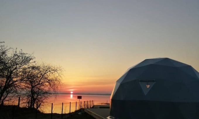 Miedzyzdroje Cabin | Delightfull Dome with Hot tub & sauna on the beach