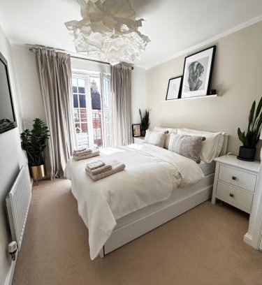 Swindon House | DeLux Room with Private Parking, Sleeps 2, Perfect for Cotswold Getaway, Easy A419 Access