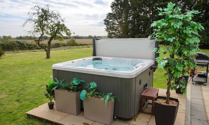 Howlett End Cabin | Deluxe 1 Bed Versace HotTub SkyTV