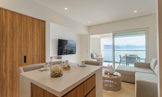 Olimpica Condo | Deluxe 1BD Seaside Condo & 8 pools at Harbor 171 1BD Condo for rent in North Hot