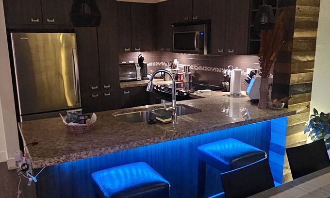 New Westminster Condo | Deluxe 1br Condo - /w Garden Patio & Fountains