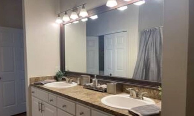 Airport North Apartment | Deluxe 1br1ba Apartment home