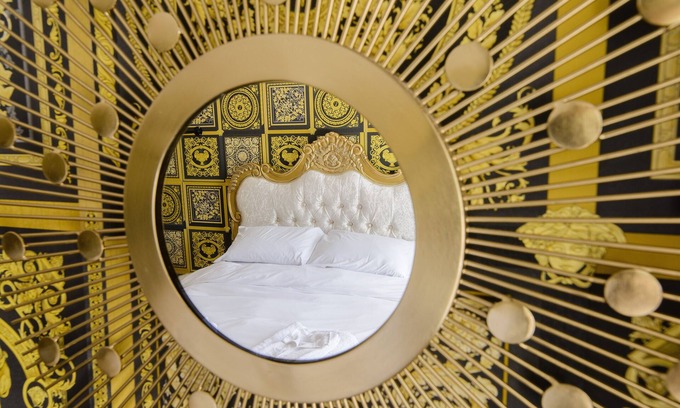 Howlett End House | Deluxe 2 Bed Versace HotTub SkyTV