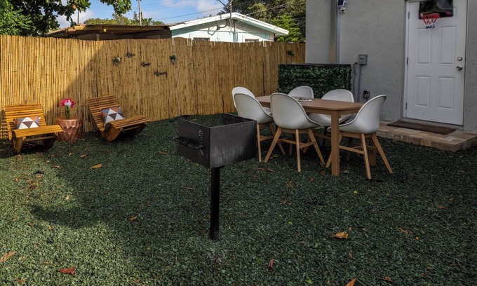 Seybold House | Deluxe 2 BR House w/backyard 10 mins to the beach