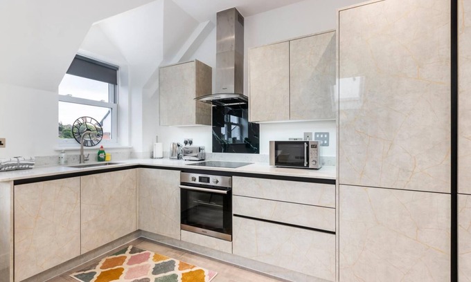Leatherhead Apartment | Deluxe 2-BR Saarb Apartment Leatherhead