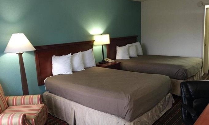 Pennington Bend House | Deluxe 2 Double Beds in Music Valley