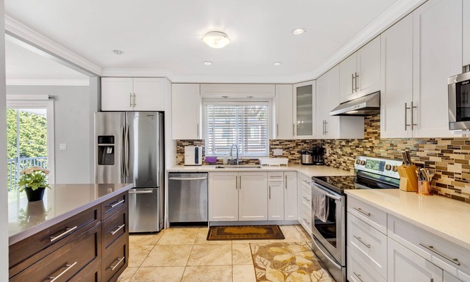 Fleetwood House | Deluxe 3 Bed 2 Bath entire upper portion of the house