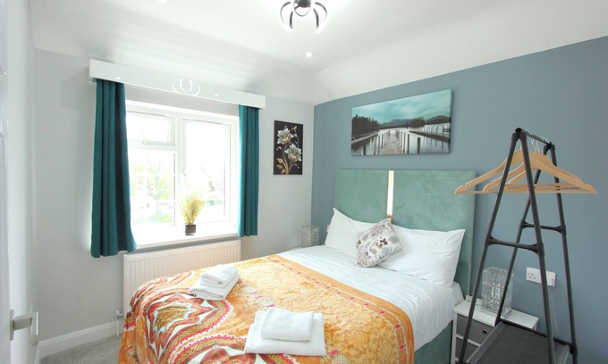 Earley House | Deluxe 3 Bedroom 2 Bath House &Parking by CozyNest