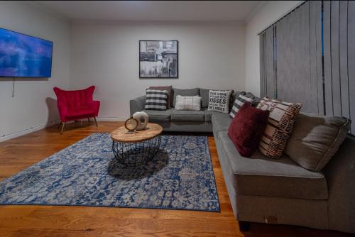 Elizabeth House | Deluxe 3 Bedroom EWR airport home