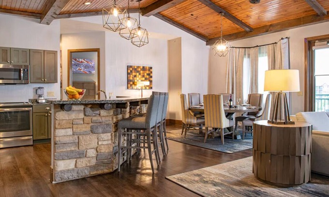 Lake Delton Condo | Deluxe 3-Bedroom Suite - Includes Free Waterpark