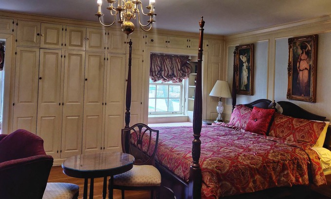 Ojibway Island House | Deluxe 3 King Beds -Private Bathrooms - Antique Style Rooms - Montague Inn