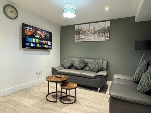 Slough House | Deluxe 4 Bedroom House With Free Parking