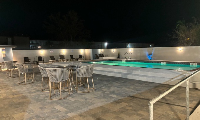 Cameron County Hotel | Deluxe 6 Inn & Suites