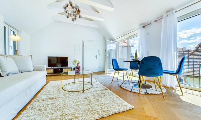 Krems an der Donau Apartment | Deluxe Apartment with Balcony, Parking and Elevator in the City Centre